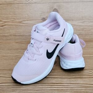 Revolution 6 FlyEase Sneakers